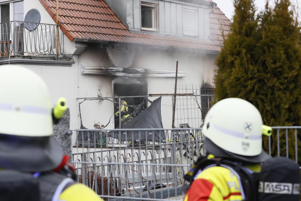Feuerwehrleute löschen nach dem Wohnhausbrand die Glutnester: Nach ersten Erkenntnissen ist bei dem Brand eine Person gestorben.