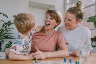 Zwei Frauen und ein Kind: Die "Ampel" will die sogenannte Verantwortungsgemeinschaft einführen.