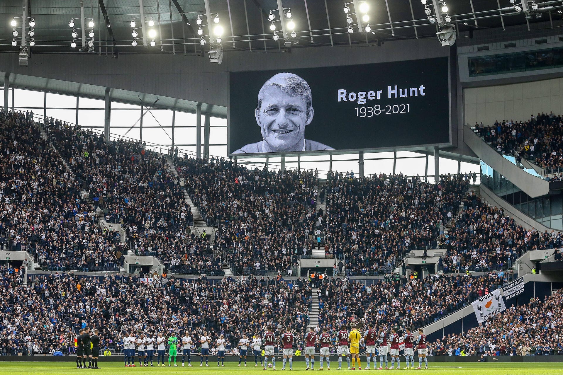19. und 27. September: Der englische Fußball musste im Herbst gleich zwei schwere Verluste verkraften. Erst starb Tottenham-Ikone Jimmy Greaves. Nur wenige Tage nach ihm dann Liverpool-Legende Roger Hunt nach langer Krankheit. Beide waren Teil der legendären Mannschaft, die 1966 Weltmeister wurde.