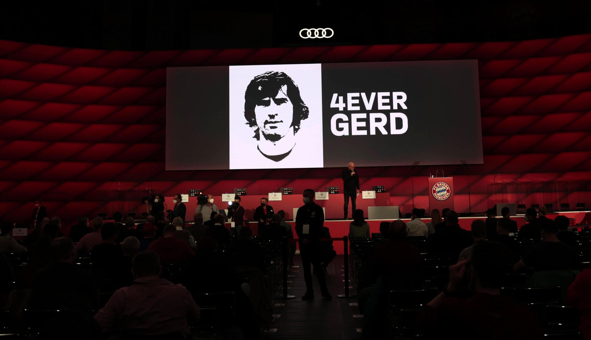 15. August: Gerd Müller, der "Bomber der Nation", ist tot. Der Siegtorschütze des WM-Finales 1974 verstirbt im Alter von 75 Jahren. In den vergangenen Jahren litt Müller unter Demenz.