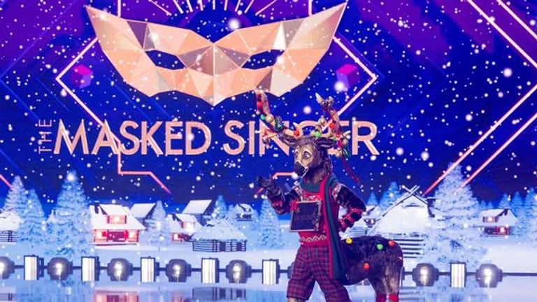 In der Festtagsausgabe von "The Masked Singer" ist alles auf Weihnachten getrimmt.