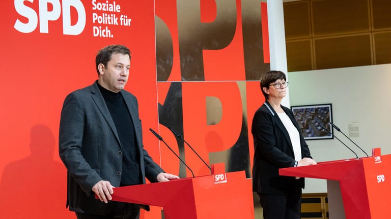 Die SPD-Vorsitzenden Lars Klingbeil und Saskia Esken bei einer Pressekonferenz (Archivbild): Bei den Wählern liegen sie derzeit klar vorne.