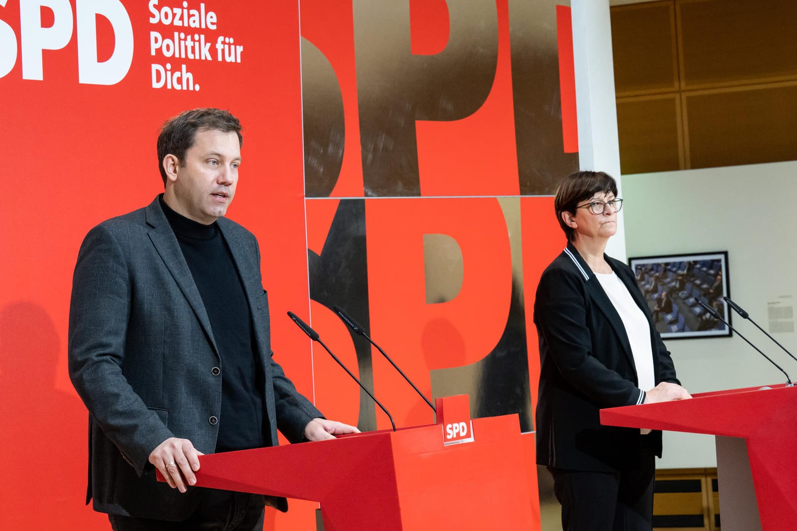 Die SPD-Vorsitzenden Lars Klingbeil und Saskia Esken bei einer Pressekonferenz (Archivbild): Bei den Wählern liegen sie derzeit klar vorne.