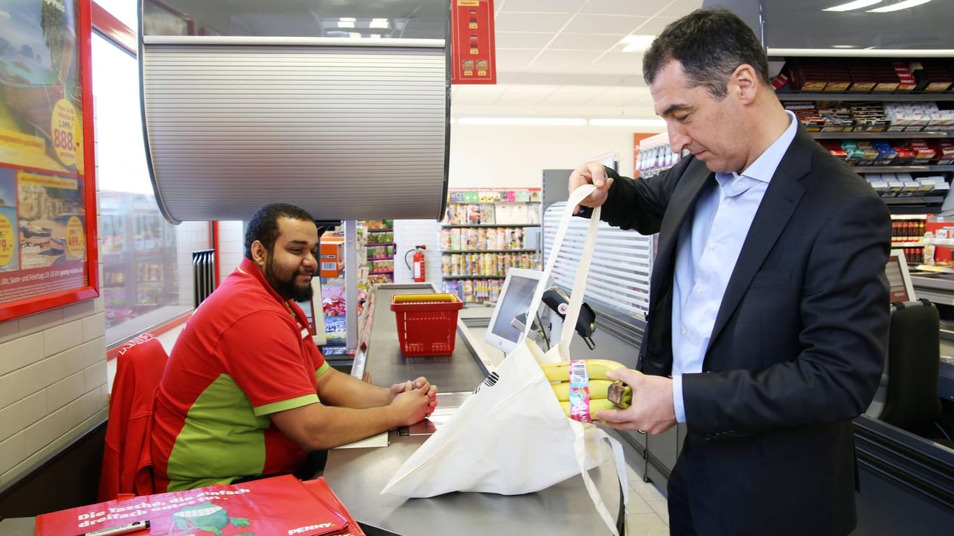 Cem Özdemir beim Einkauf in einem Supermarkt (Archivbild): Der Landwirtschaftsminister will Fertigprodukte mehr kontrollieren.
