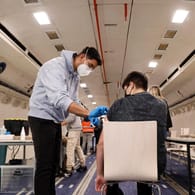 Impfaktion in einem alten Airbus-Flugzeug (Archivbild): In Deutschland sind weniger als 80 Prozent mindestens einmal geimpft.