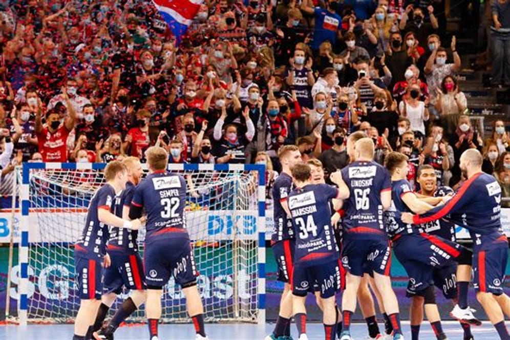 Flensburgs Spieler feiern den Heimsieg gegen Magdeburg