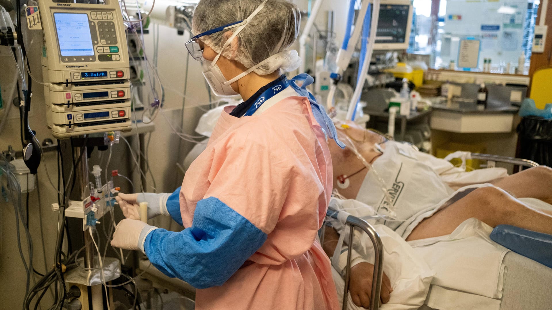 Eine Pflegekraft schaut nach einem Covid-19-Patienten (Symbolbild): Ein Deutschland wird mit einem Anstieg der Fälle in Krankenhäusern gerechnet.