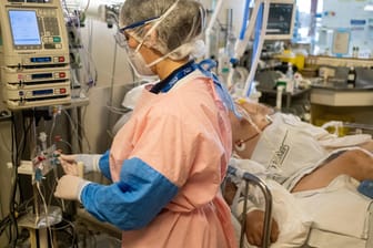 Eine Pflegekraft schaut nach einem Covid-19-Patienten (Symbolbild): Ein Deutschland wird mit einem Anstieg der Fälle in Krankenhäusern gerechnet.