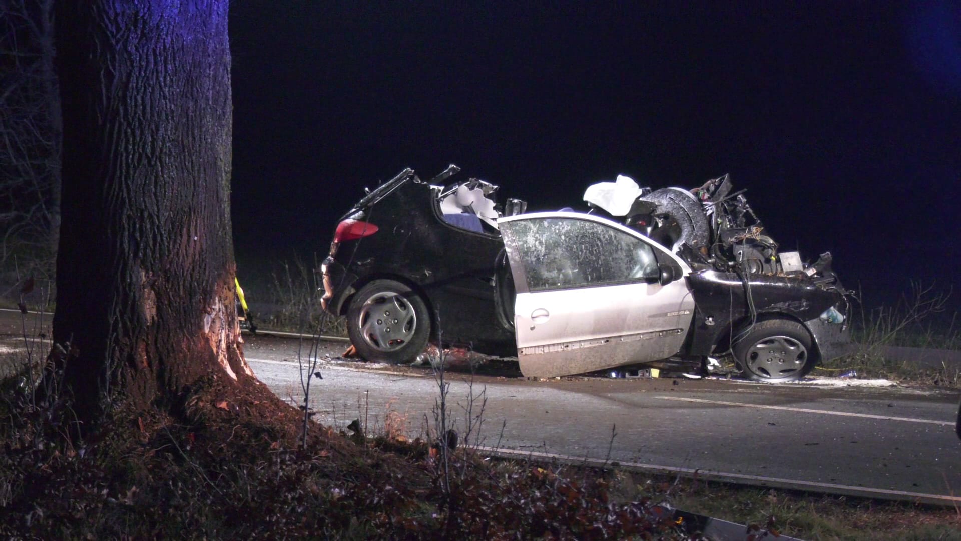 Autowrack in Düren: Bei dem Unfall wurde der Peugeot völlig zerstört, der Motorblock auf die Straße geschleudert.