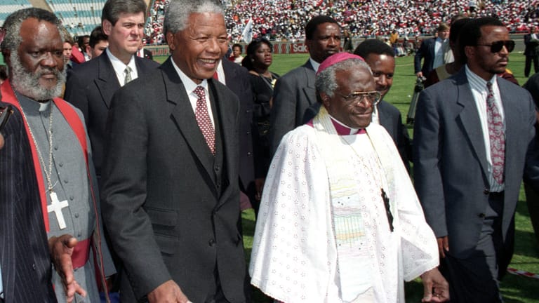 Ex-Präsident Nelson Mandela (2.v.l.) und Desmond Tutu (2.v.r.): Die beiden kämpften gegen den Apartheidstaat.
