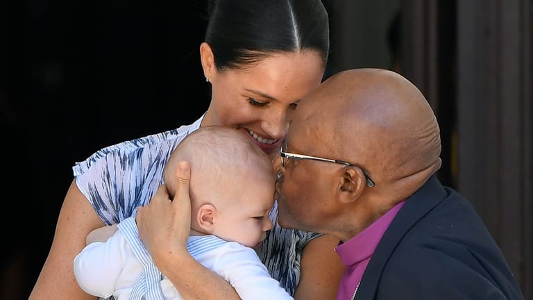 Desmond Tutu (r) mit Herzogin Meghan und Sohn Archie.
