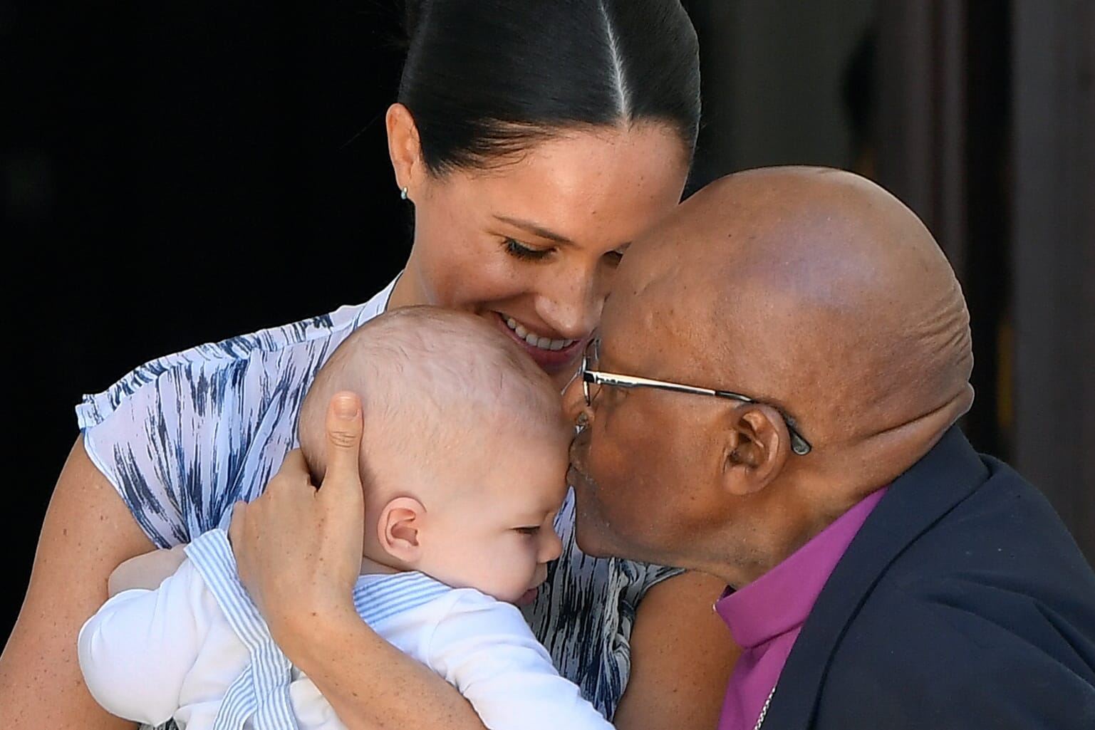 Desmond Tutu (r) mit Herzogin Meghan und Sohn Archie.