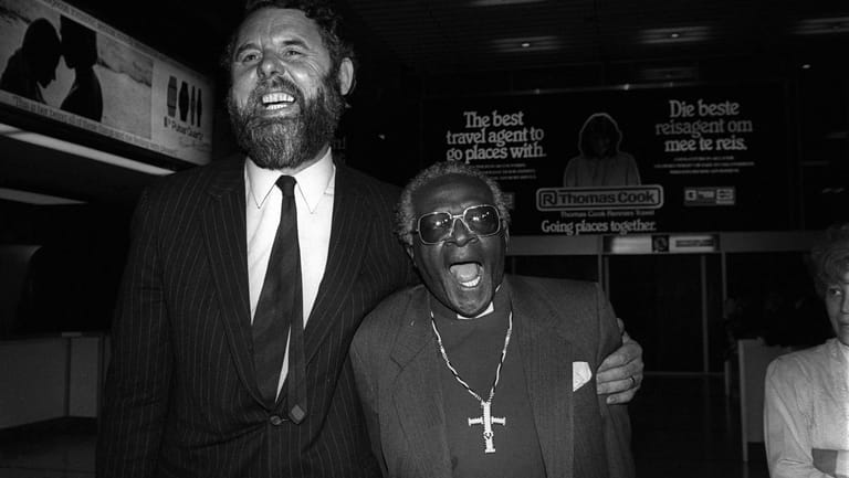 Desmond Tutu (r) mit Autor Terry Waite im Jahr 1986.