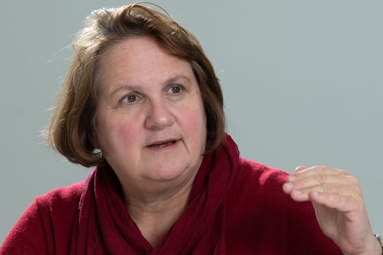 Theresa Schopper gestikuliert