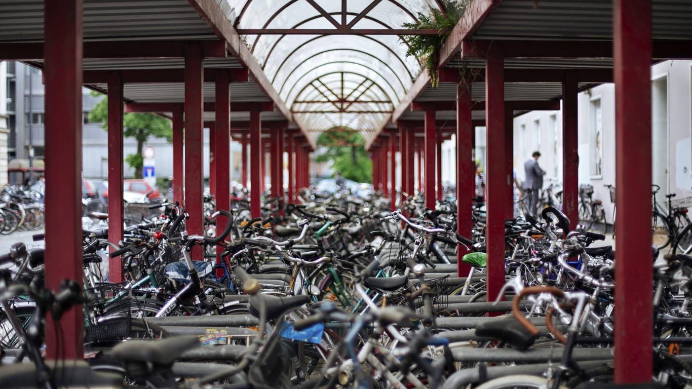 Fahrradständer in Köln (Archivfoto): Jedes Jahr werden hunderte Fahrräder in der Domstadt entwendet.