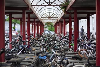 Fahrradständer in Köln (Archivfoto): Jedes Jahr werden hunderte Fahrräder in der Domstadt entwendet.