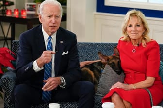 Joe Biden (l.), Hund Commander und Jill Biden (r): Der Vierbeiner zog jüngst ins Weiße Haus ein.