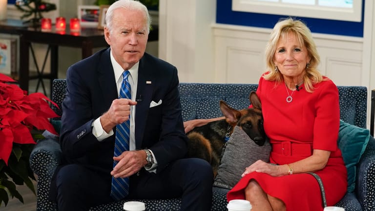Joe Biden (l.), Hund Commander und Jill Biden (r): Der Vierbeiner zog jüngst ins Weiße Haus ein.