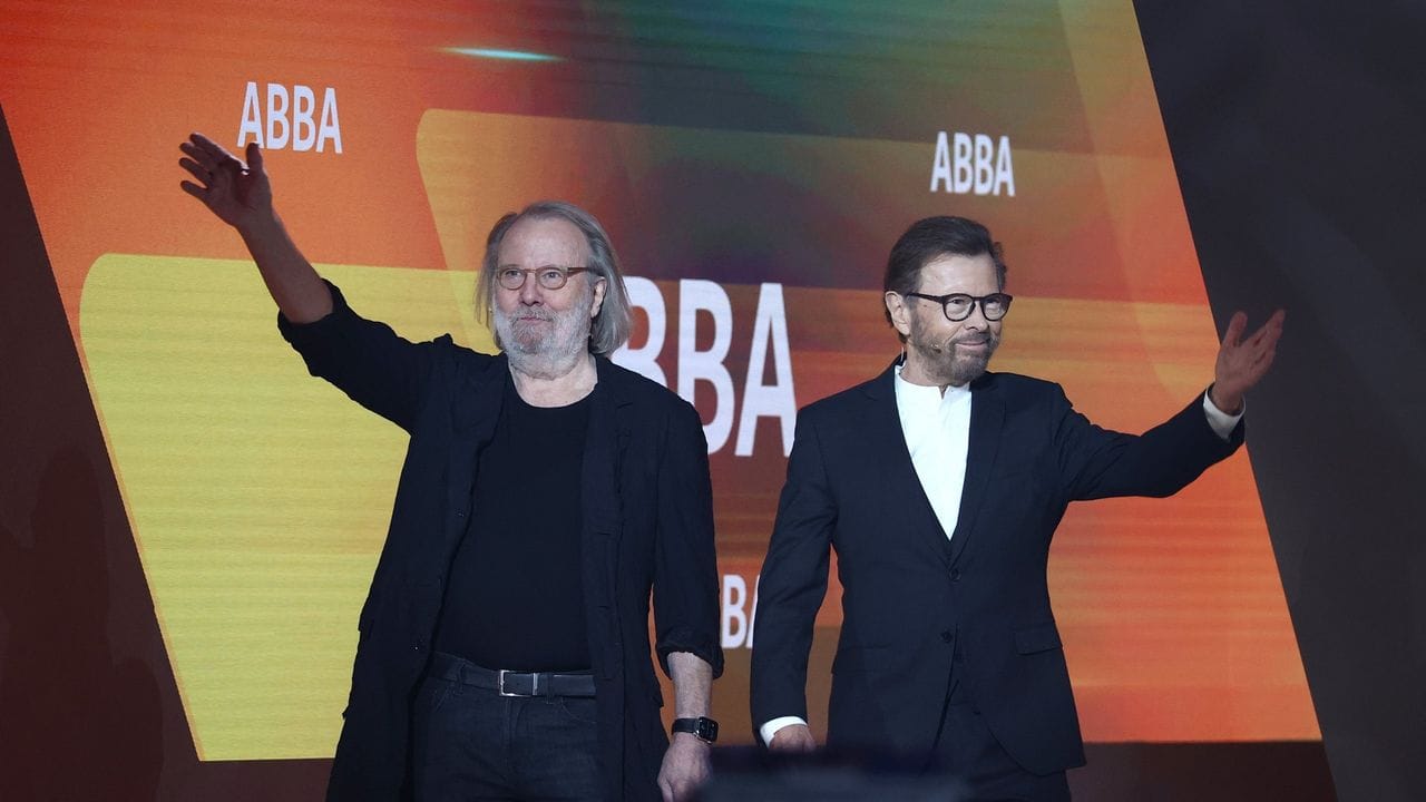 Björn Ulvaeus (r) und Benny Andersson von Abba zu Gast in der Jubiläumsshow von "Wetten, dass.