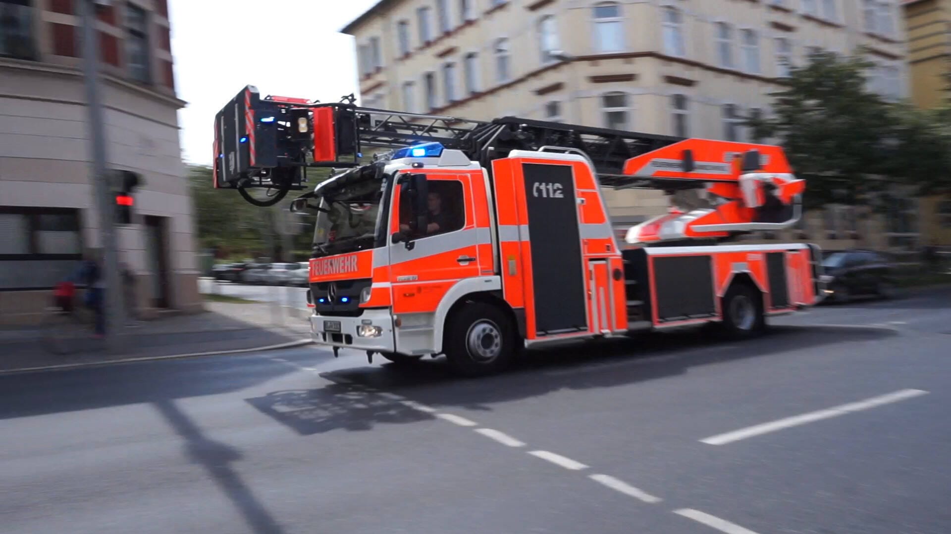 Ein Einsatzfahrzeug der Feuerwehr (Symbolbild): Die drei Autos brannten fast vollständig aus. Ein Einsatzfahrzeug der Feuerwehr (Symbolbild): Die drei Autos brannten fast vollständig aus.