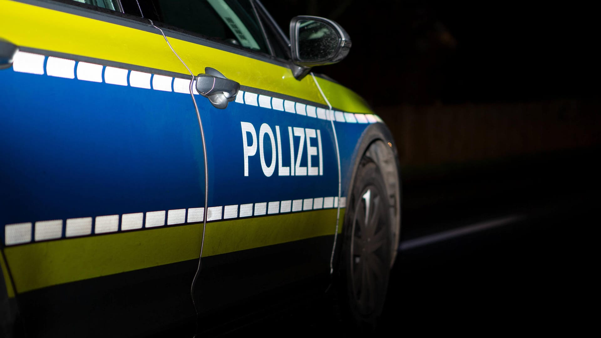 Schriftzug auf einem Polizeiwagen (Symbolbild): Die Tat könnte im Zusammenang mit einer weiteren Messerattacke stehen.