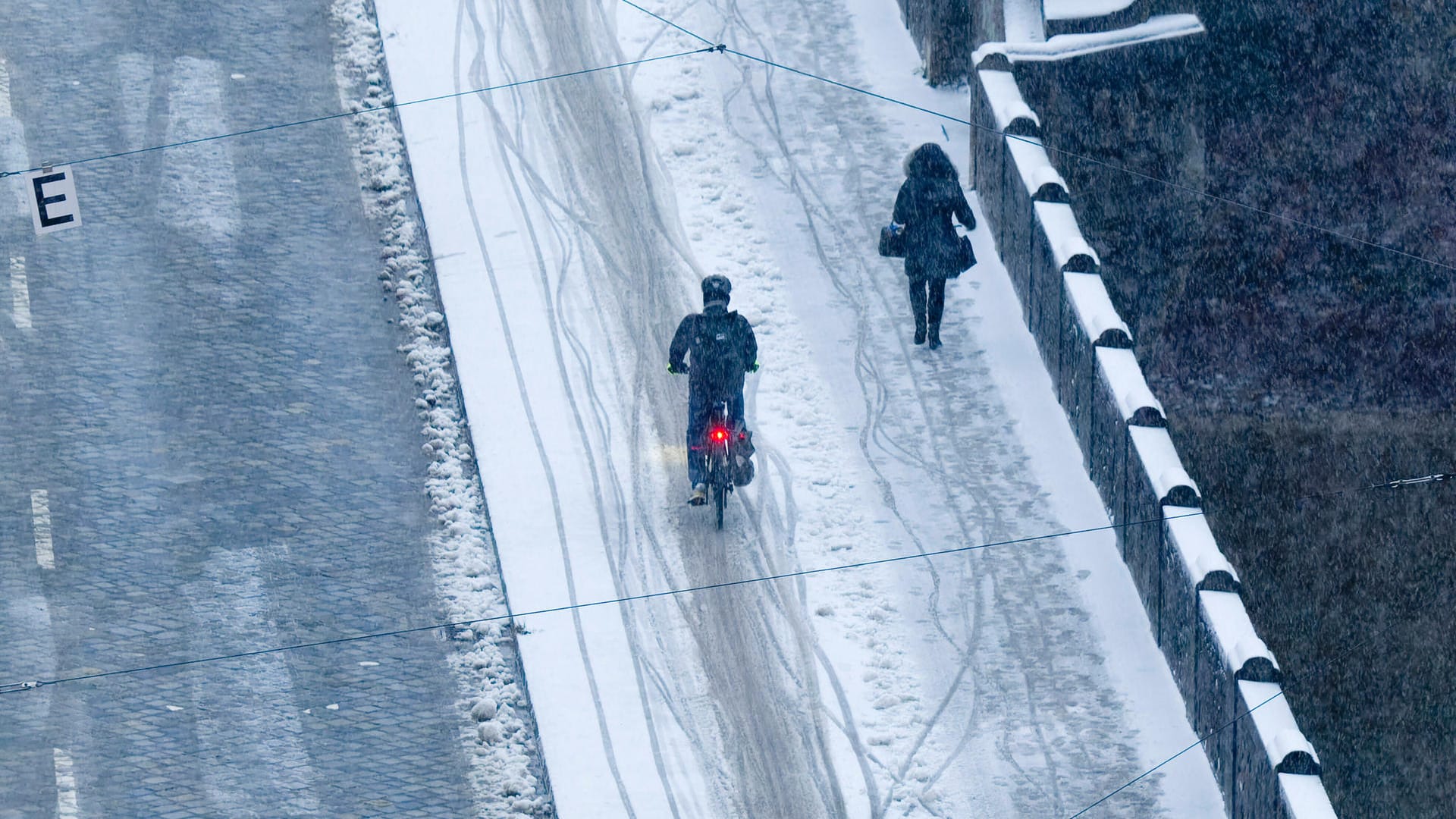 Ein Radfahrer in München: Der DWD warnt vor Glatteis.