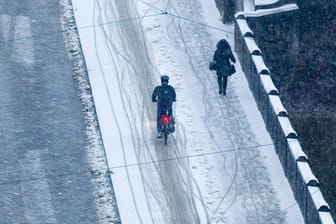 Ein Radfahrer in München: Der DWD warnt vor Glatteis.