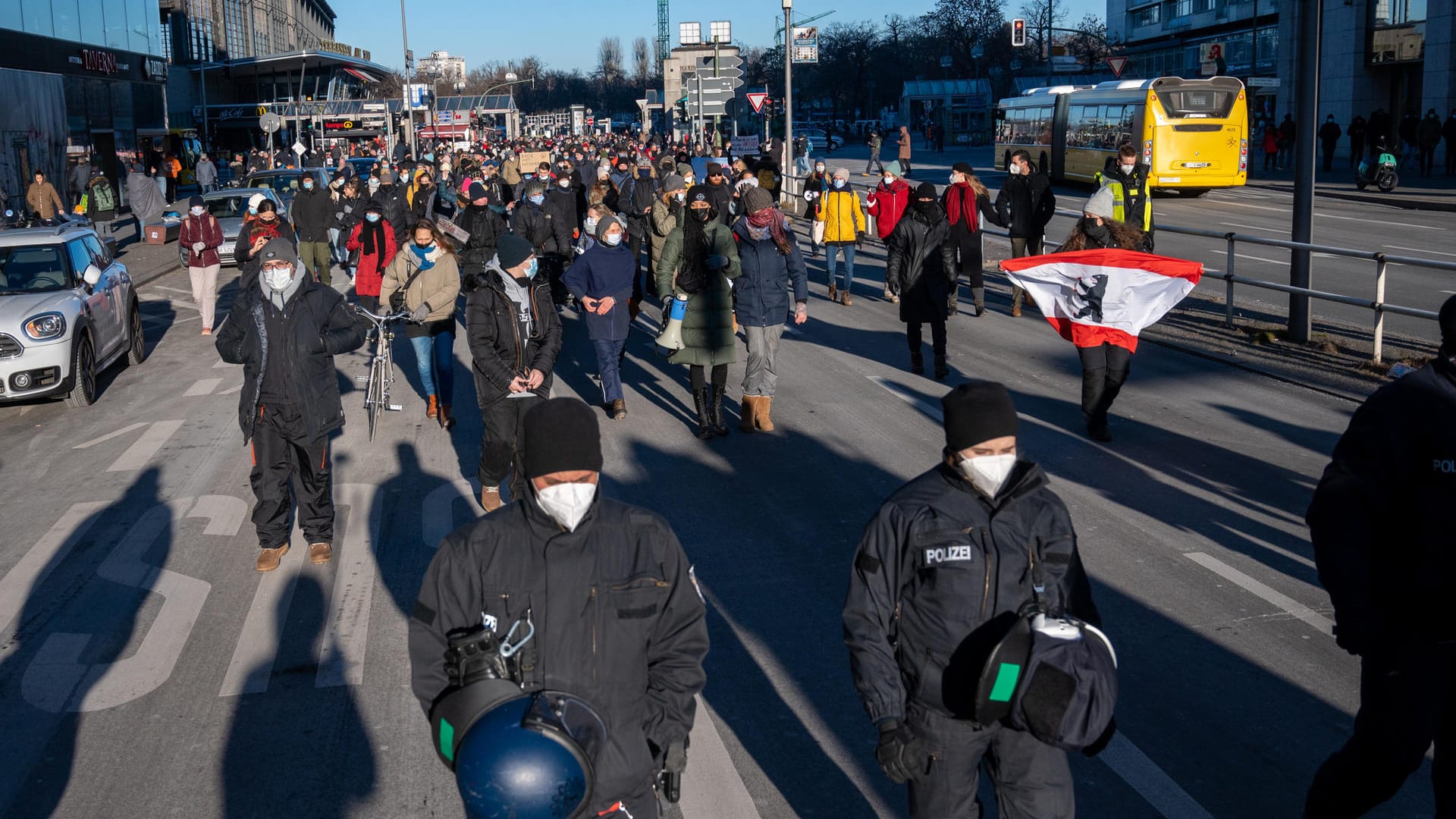 Teilnehmer einer Demonstration gegen die Impfpflicht und Maßnahmen zur Eindämmung der Coronapandemie gehen durch die Stadt: Es kamen weniger Menschen als angekündigt. Teilnehmer einer Demonstration gegen die Impfpflicht und Maßnahmen zur Eindämmung der Coronapandemie gehen durch die Stadt: Es kamen weniger Menschen als angekündigt.