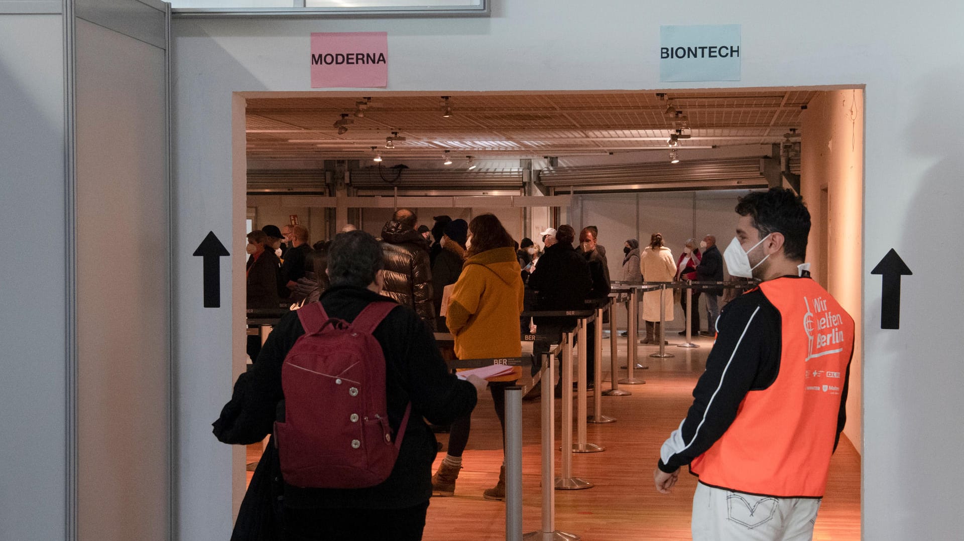 Menschen warten im Impfzentrum am ehemaligen Flughafen Tegel auf ihre Impfung: Auch zwischen den Jahren wird in der Hauptstadt gegen das Coronavirus geimpft. Menschen warten im Impfzentrum am ehemaligen Flughafen Tegel auf ihre Impfung: Auch zwischen den Jahren wird in der Hauptstadt gegen das Coronavirus geimpft.