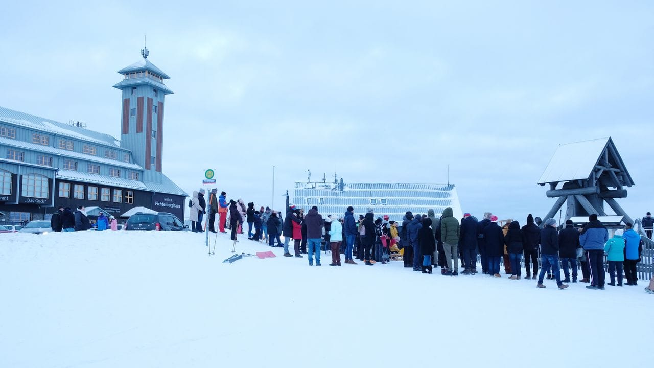 Spaziergänger und Wintersportler auf dem Fichtelberg (Sachsen). Spaziergänger und Wintersportler auf dem Fichtelberg (Sachsen).