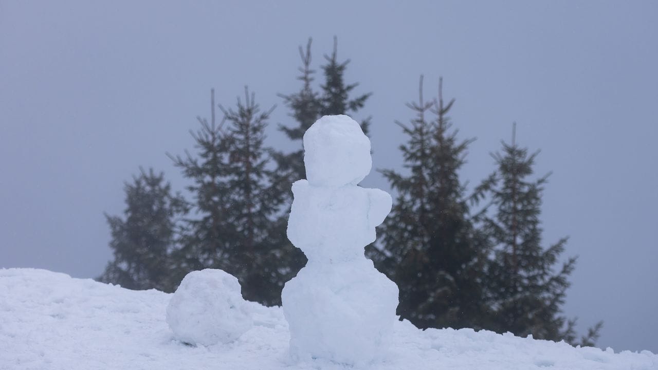 Ein Schneemann auf dem Wallberg bei Rottach-Egern (Bayern). Ein Schneemann auf dem Wallberg bei Rottach-Egern (Bayern).