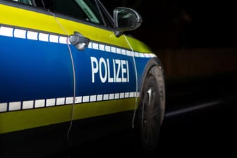 Ein Einsatzfahrzeug der Polizei mit Schriftzug (Symbolbild): In München und Regensburg mussten die Beamten gegen Corona-Verstöße an den Feiertagen vorgehen.