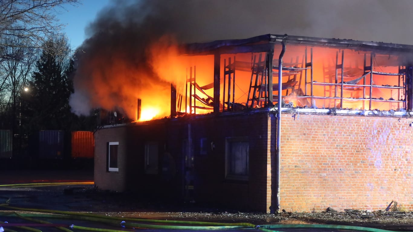 Ein Gebäude steht vollständig in Flammen: In Halstenbek ist am Nachmittag ein Feuer ausgebrochen.