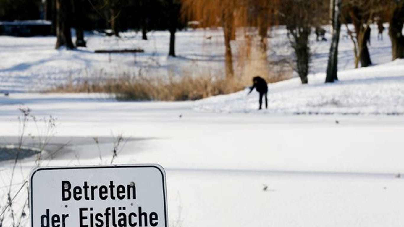 Ein "Betreten Verboten"-Schild steht an einem zugefrorenen See