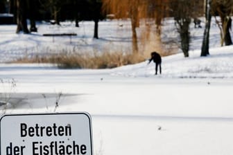 Ein "Betreten Verboten"-Schild steht an einem zugefrorenen See