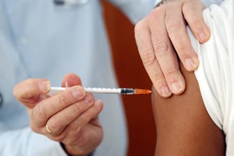 Eine Corona-Schutzimpfung: Bayerns Gesundheitsminister Holetschek fordert ein Malus-System für Ungeimpfte.