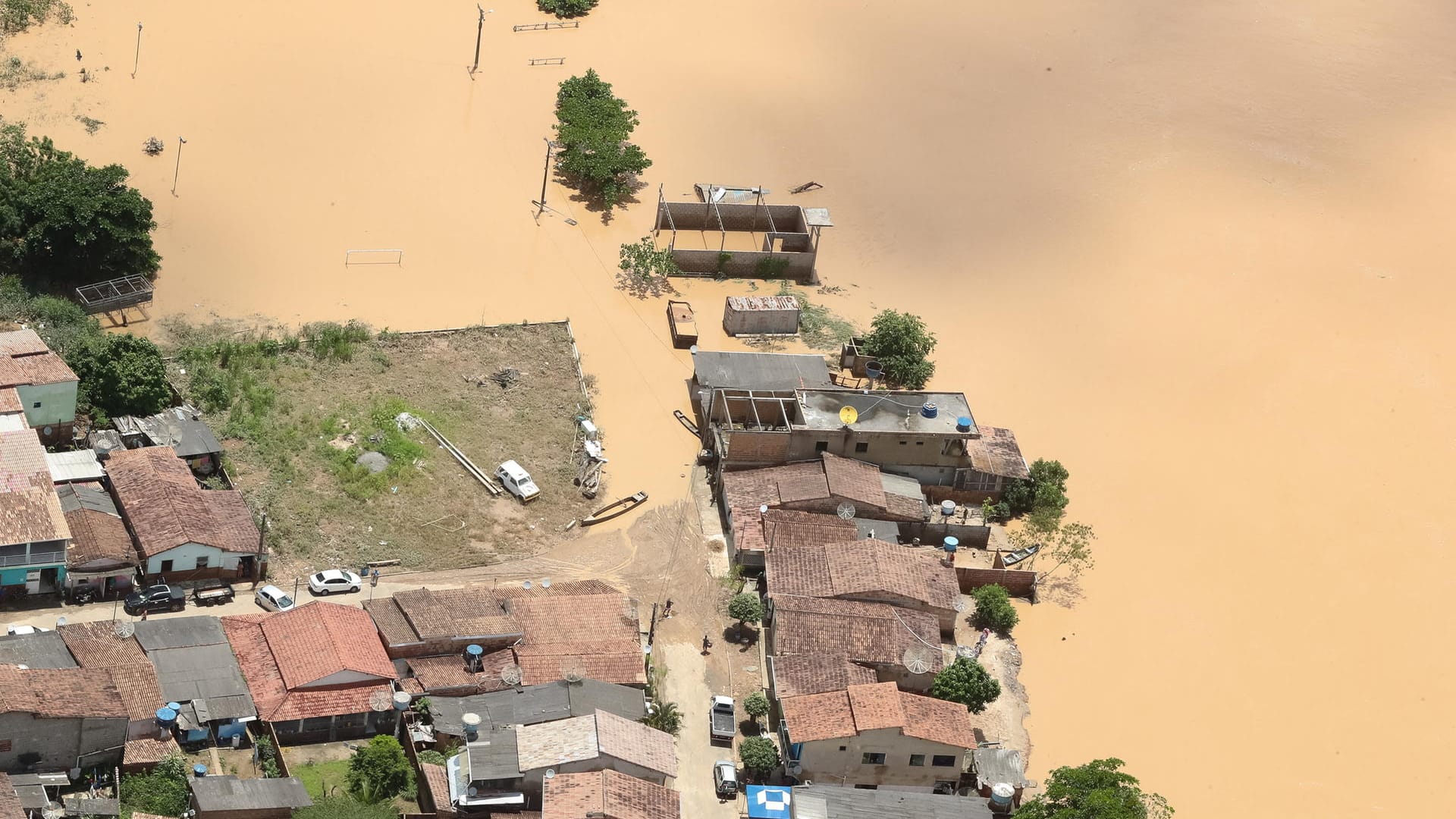 Überflutungen in Bahia am 13.12.: Seit Wochen kommt es in dem Gebiet zu schweren Überschwemmungen. Überflutungen in Bahia am 13.12.: Seit Wochen kommt es in dem Gebiet zu schweren Überschwemmungen.