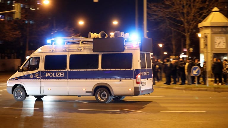 Polizeiwagen bei einem Anti-Corona-Protest (Symbolfoto): In Schweinfurt gingen Hunderte auf die Straße.
