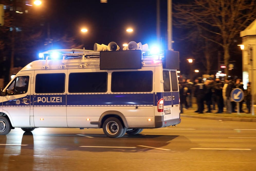 Polizeiwagen bei einem Anti-Corona-Protest (Symbolfoto): In Schweinfurt gingen Hunderte auf die Straße.