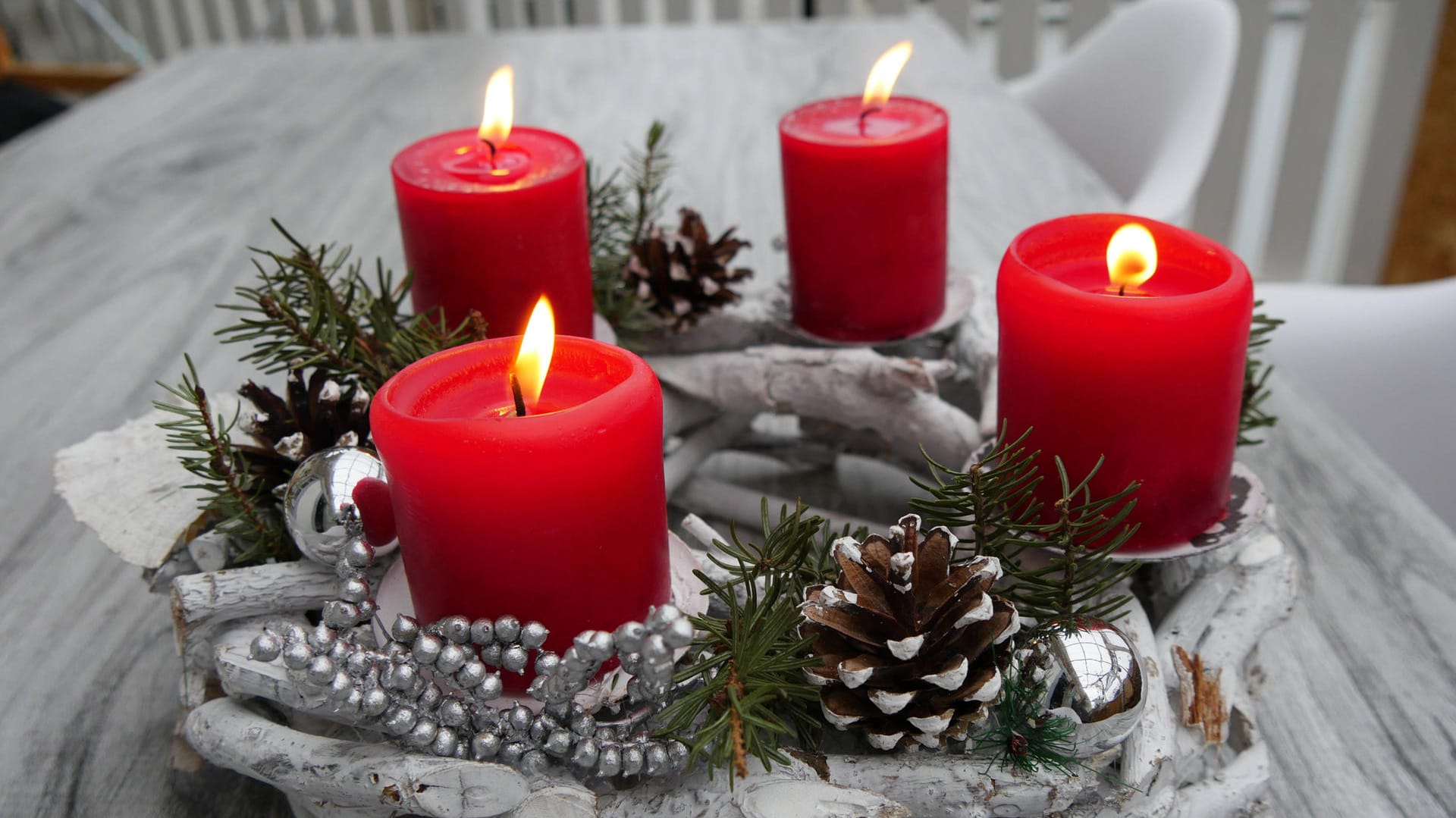 Ein Adventskranz (Symbolbild): In Zuzenhausen ist ein Kranz in Brand geraten und hat ein Wohnhaus zerstört. Ein Adventskranz (Symbolbild): In Zuzenhausen ist ein Kranz in Brand geraten und hat ein Wohnhaus zerstört.