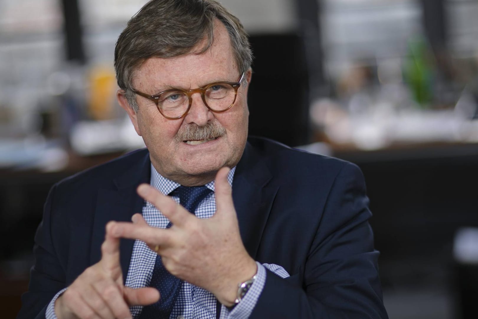Frank Ulrich Montgomery: Es gebe "Situationen, in denen es richtig ist, die Freiheitsrechte hinter das Recht auf körperliche Gesundheit einzureihen".