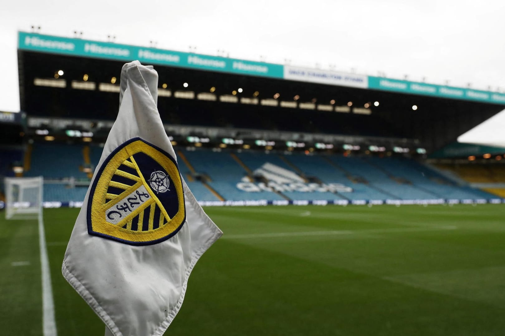 Das Wappen von Leeds United an einer Eckfahne (Symbolbild): Der Verein muss gleich zwei Mal in der Premier League wegen Corona aussetzen.