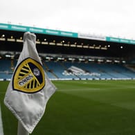 Das Wappen von Leeds United an einer Eckfahne (Symbolbild): Der Verein muss gleich zwei Mal in der Premier League wegen Corona aussetzen.