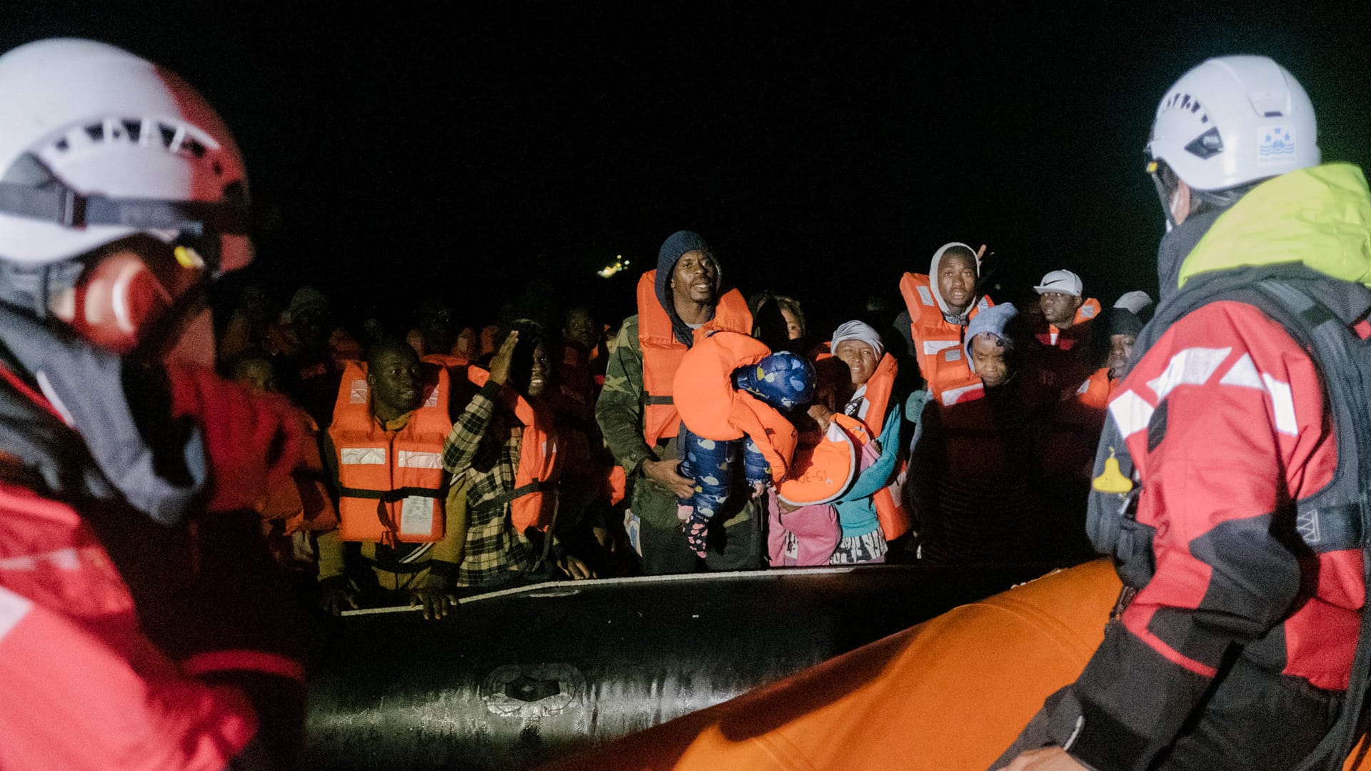 Mitarbeiter der Sea-Watch 3 Mitarbeiter der Sea-Watch 3 holen Flüchtlinge an Bord (Archivbild): Am Sonntagabend retteten sie fast 100 Menschen. Flüchtlinge an Bord (Archivbild): Am Sonntagabend retteten sie 100 Menschen.