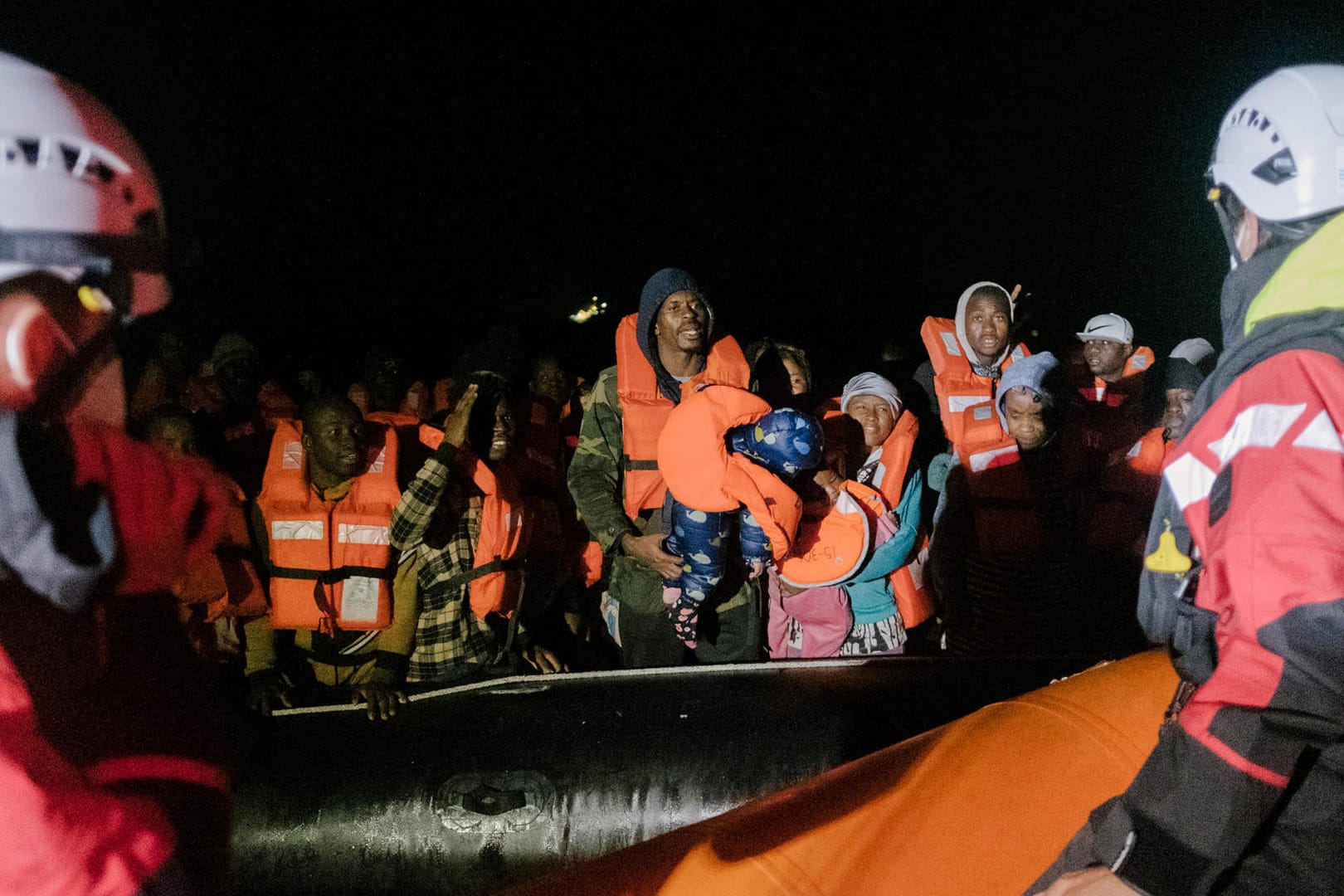 Mitarbeiter der Sea-Watch 3 Mitarbeiter der Sea-Watch 3 holen Flüchtlinge an Bord (Archivbild): Am Sonntagabend retteten sie fast 100 Menschen. Flüchtlinge an Bord (Archivbild): Am Sonntagabend retteten sie 100 Menschen.