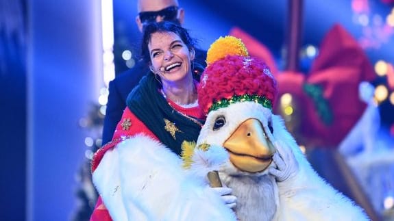 Yvonne Catterfeld gewinnt als Gans das "The Masked Singer"-Weihnachtsspecial.