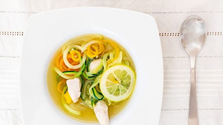 Hühnersuppe: Als Einlage werden Zucchini und Möhren mit einem Spiralschneider in Spaghetti-Form gebracht.