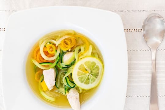 Hühnersuppe: Als Einlage werden Zucchini und Möhren mit einem Spiralschneider in Spaghetti-Form gebracht.