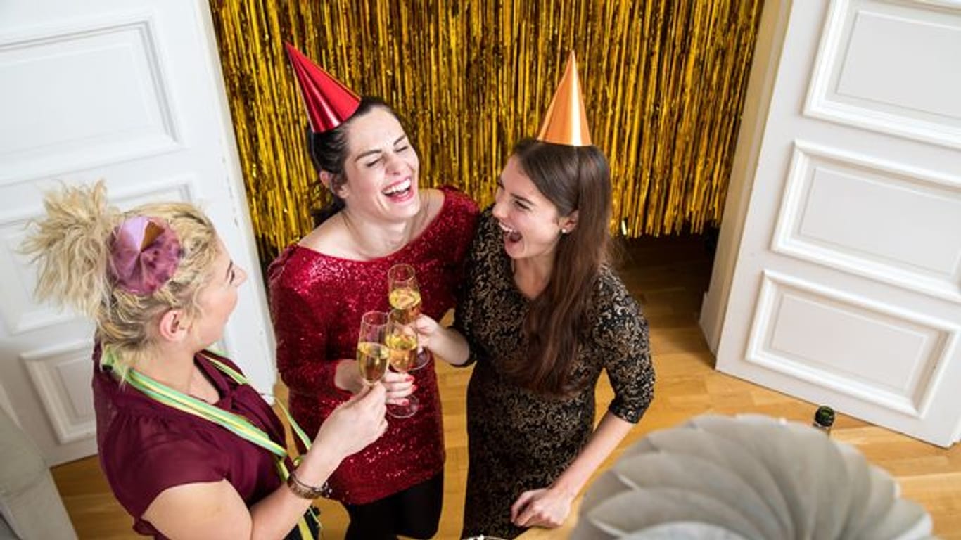 Feiern und Spaß haben geht zum Ende dieses Jahres am besten im kleinen Kreis zu Hause - die Vorschriften des Miet- und Nachbarschaftsrechts gelten aber auch an Silvester.