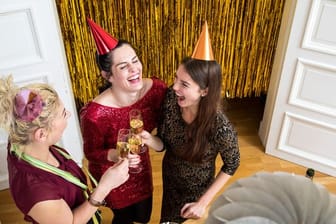 Feiern und Spaß haben geht zum Ende dieses Jahres am besten im kleinen Kreis zu Hause - die Vorschriften des Miet- und Nachbarschaftsrechts gelten aber auch an Silvester.